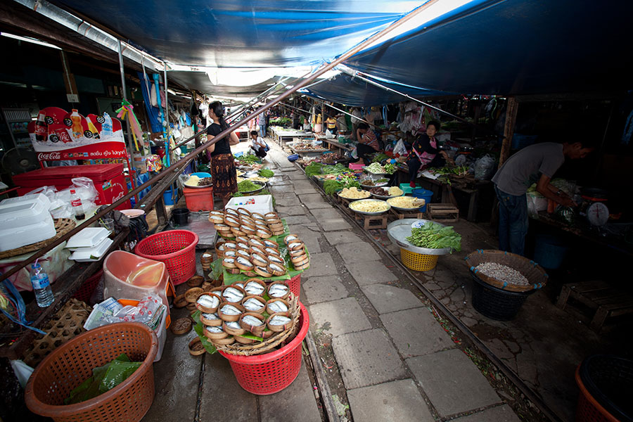 Maeklong-Railway-Market-1